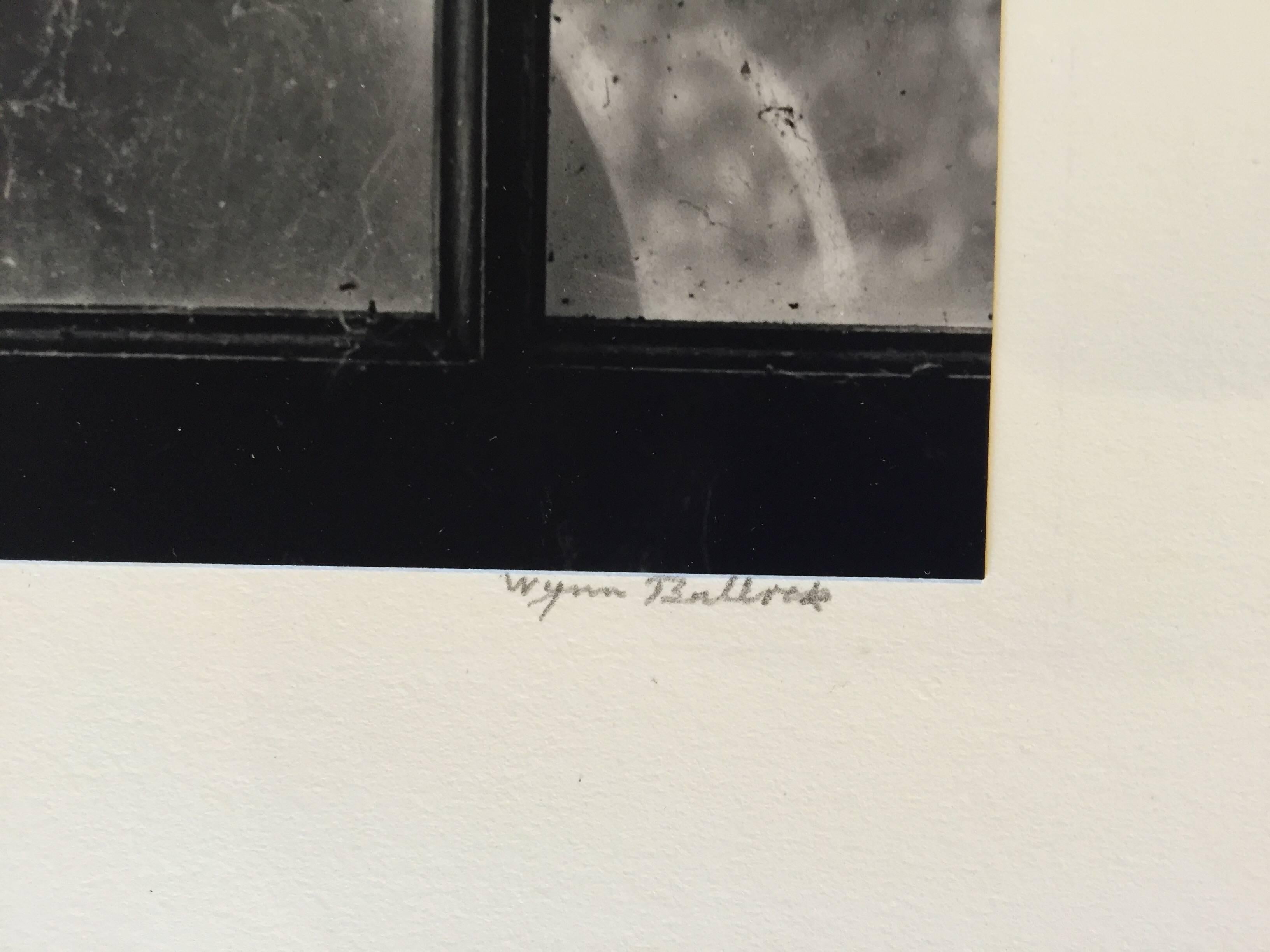 Frau hinter Spinnwebenfenster – Photograph von Wynn Bullock