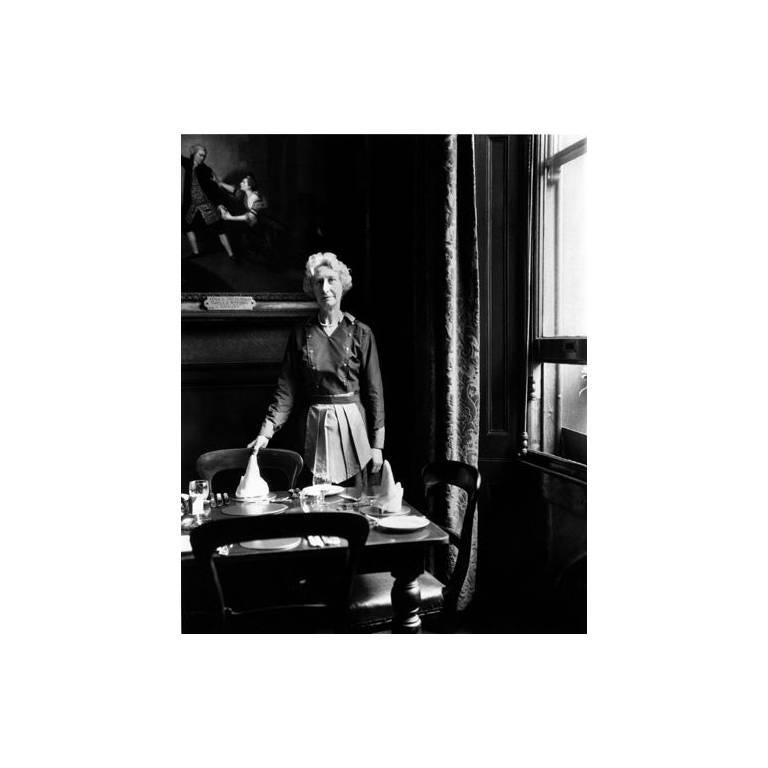 Evelyn Hofer Black and White Photograph – Kellnerin, Garrick Club, London