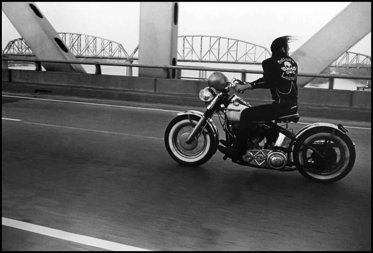 Black and White Photograph Danny Lyon - Croix dans l'Ohio près de Louisville