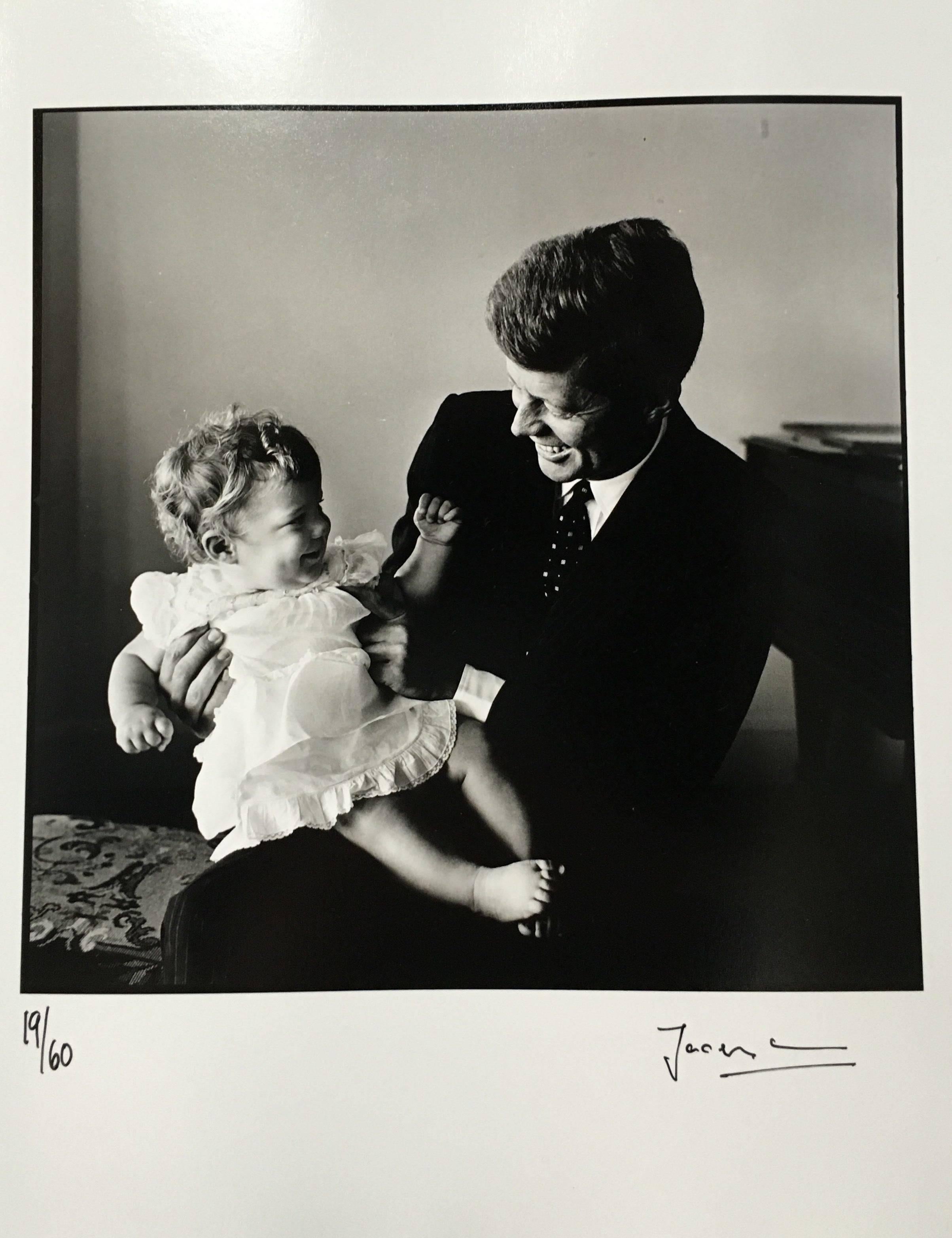 JFK und Caroline, Hyannis Port – Photograph von Jacques Lowe