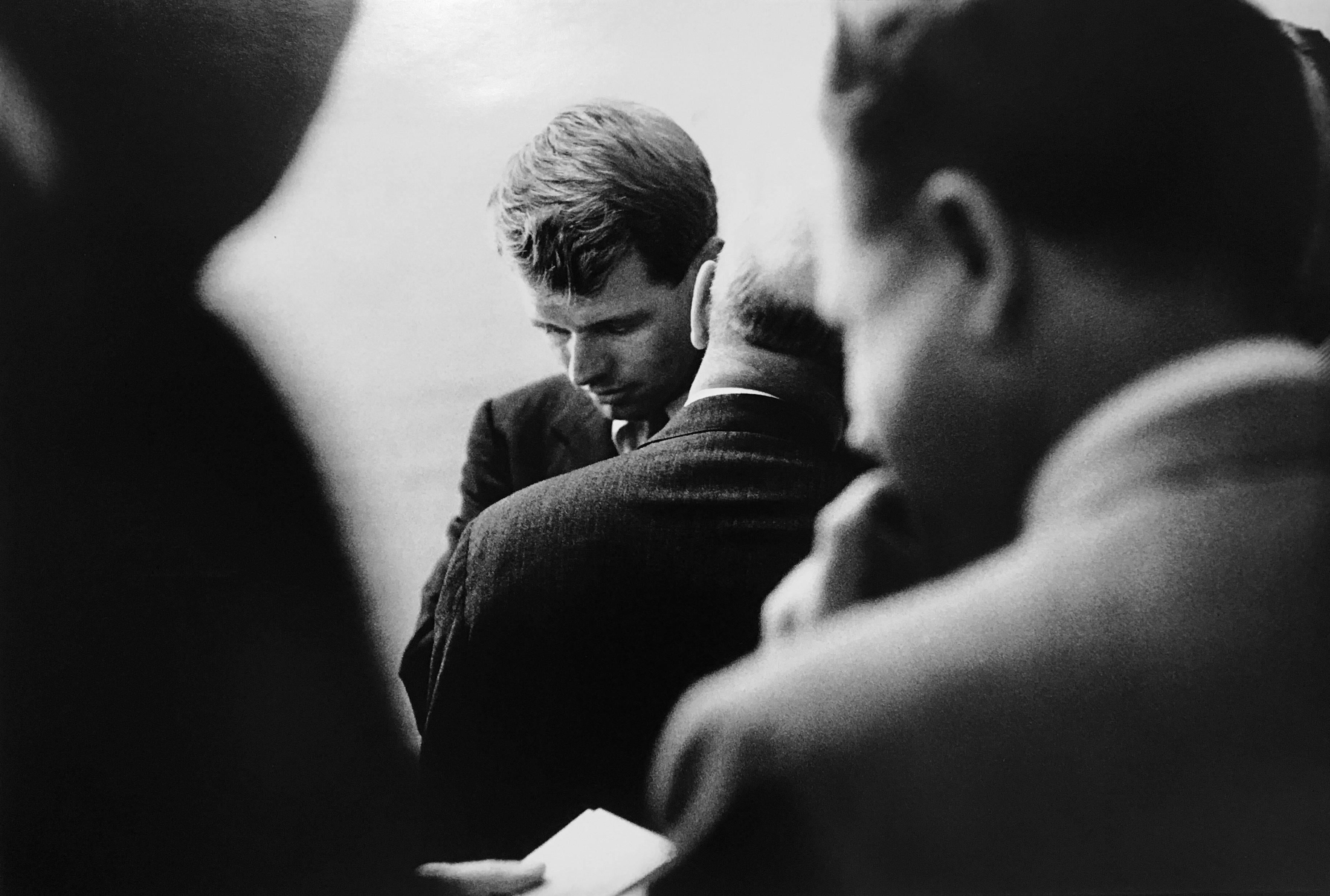 Jacques Lowe Black and White Photograph – Huddle, Demokratische Konferenz, Los Angeles