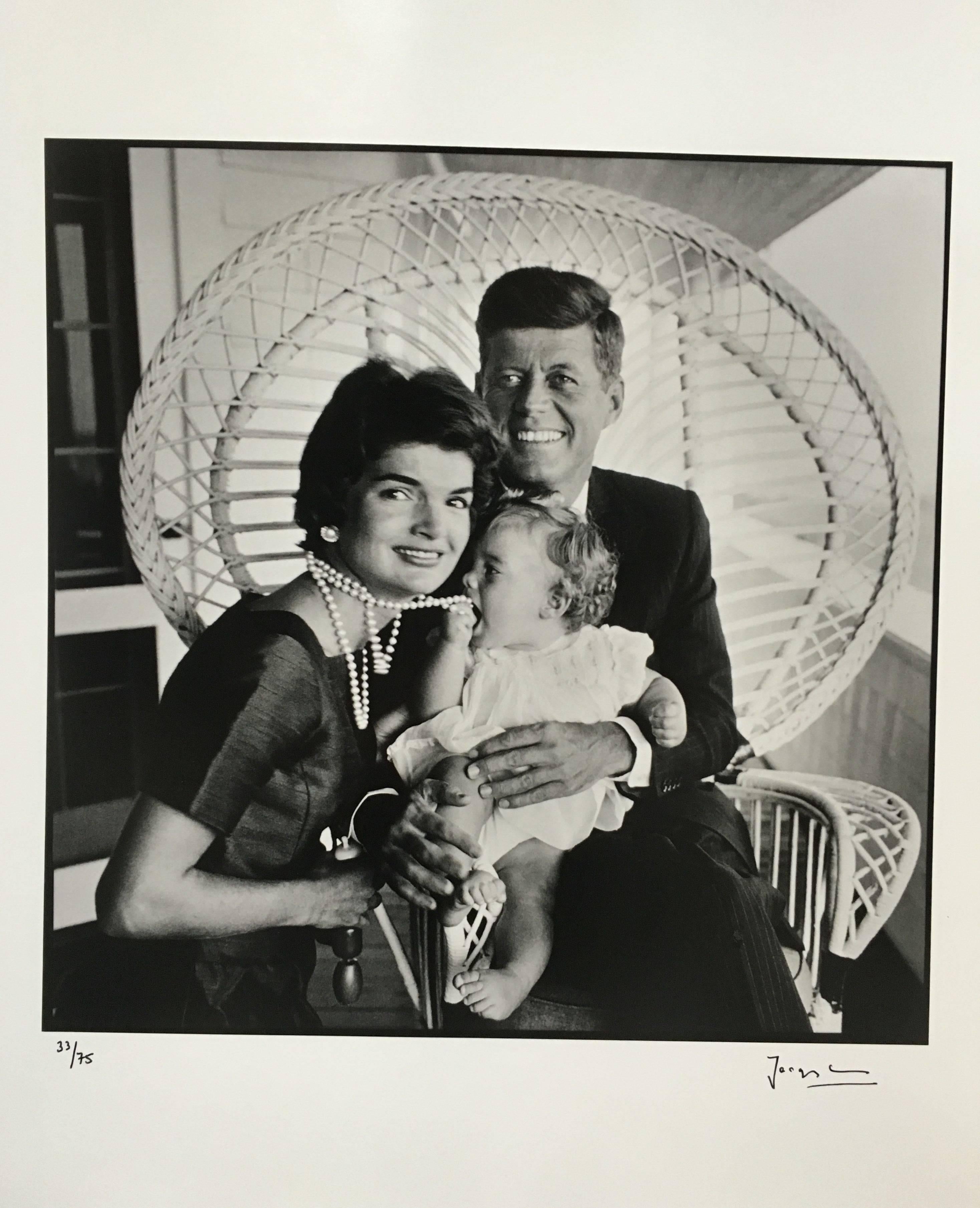 Perle, Il primo ritratto di famiglia, Hyannis Port - Photograph di Jacques Lowe