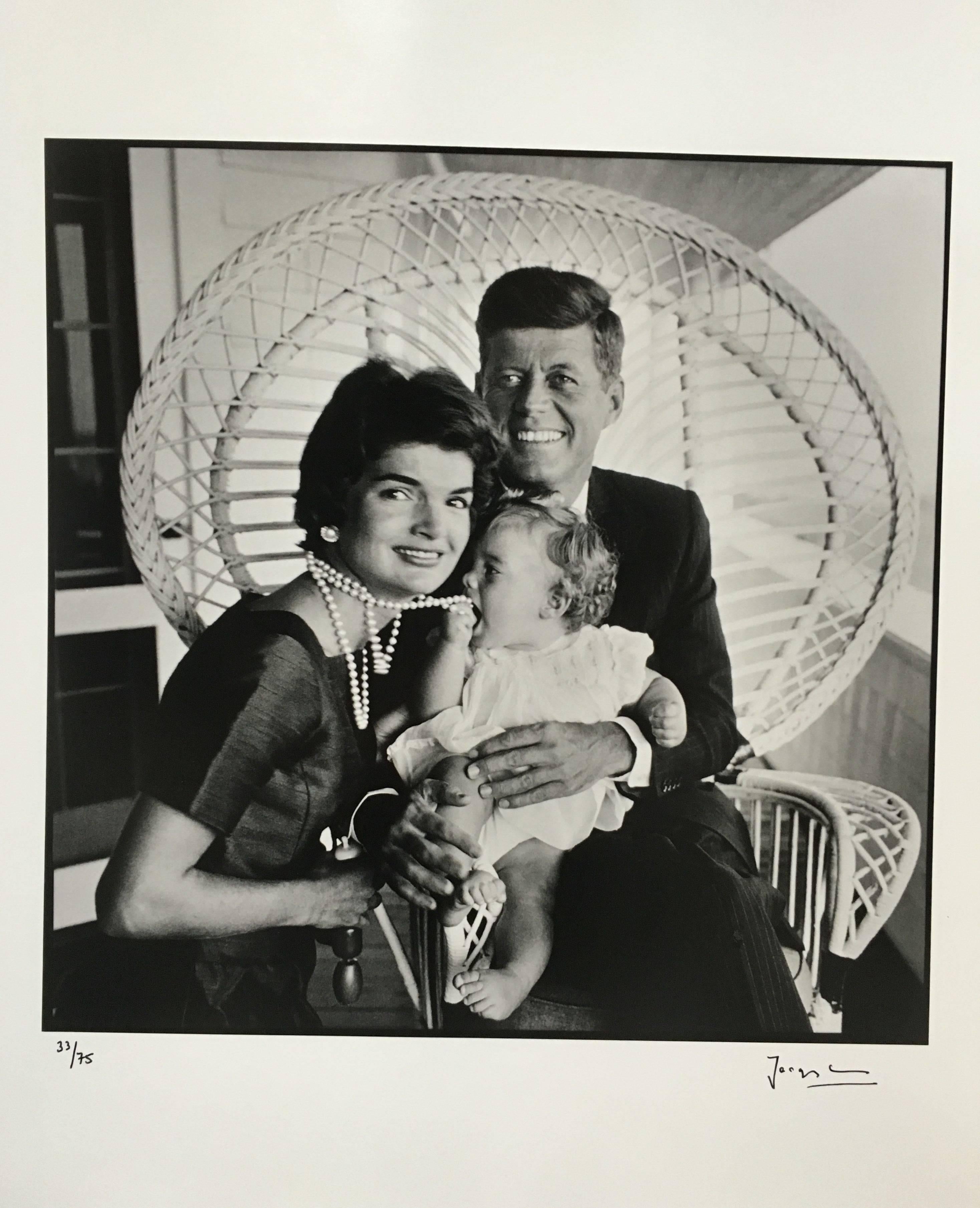 Perles, premier portrait de famille, portrait de Hyannis Port - Photograph de Jacques Lowe