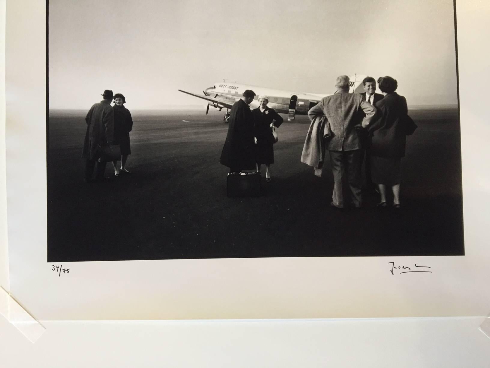 « Airport » Jacqueline et John F. Kennedy, Portland, Oregon - Photograph de Jacques Lowe