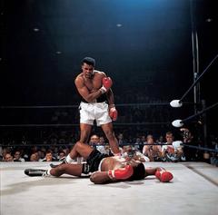 Muhammad Ali debout au-dessus d'un Sonny Liston tombé
