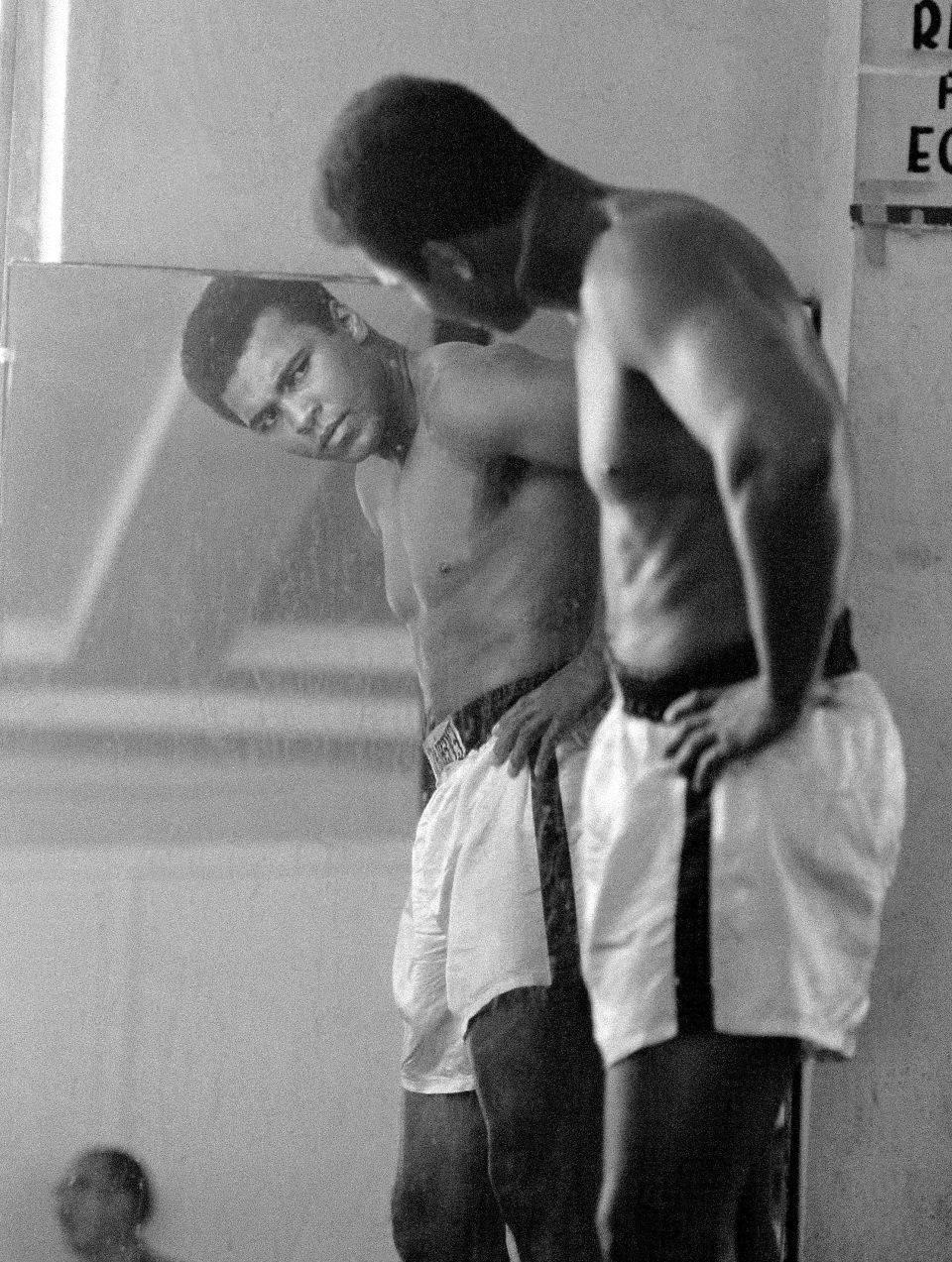Neil Leifer Black and White Photograph – Muhammad Ali sieht sich im Spiegel, während er im Fitnessstudio in der 5th Street trainiert ist. Miami Beach