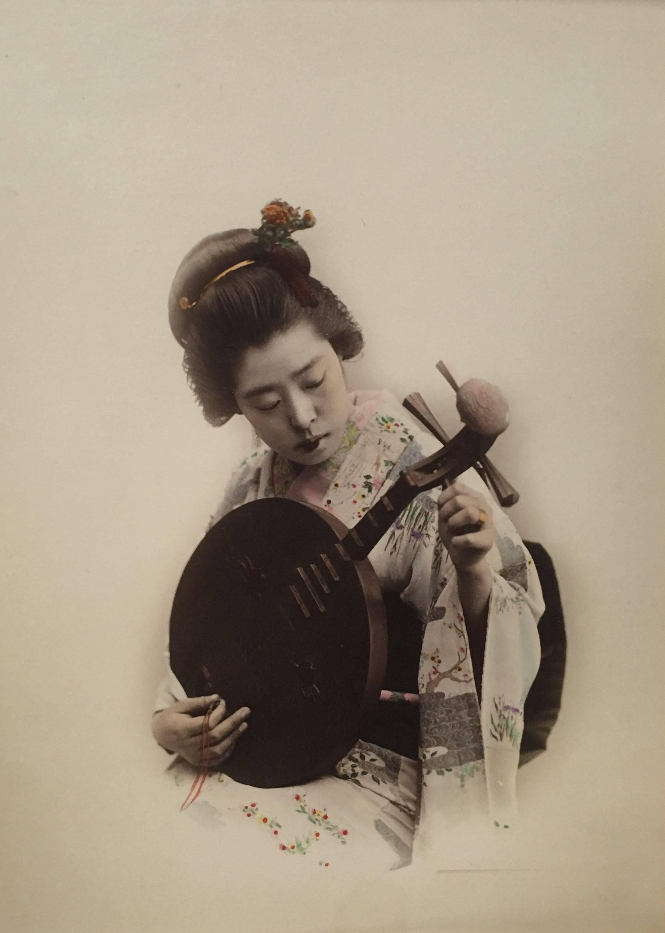 Portrait Photograph de Unknown - Mujer japonesa (con instrumento)