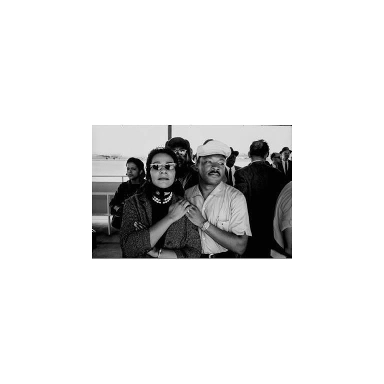 Black and White Photograph de Dan Budnik - Marcha de Selma a Montgomery. Coretta Scott King y Martin Luther King Jr., Munici