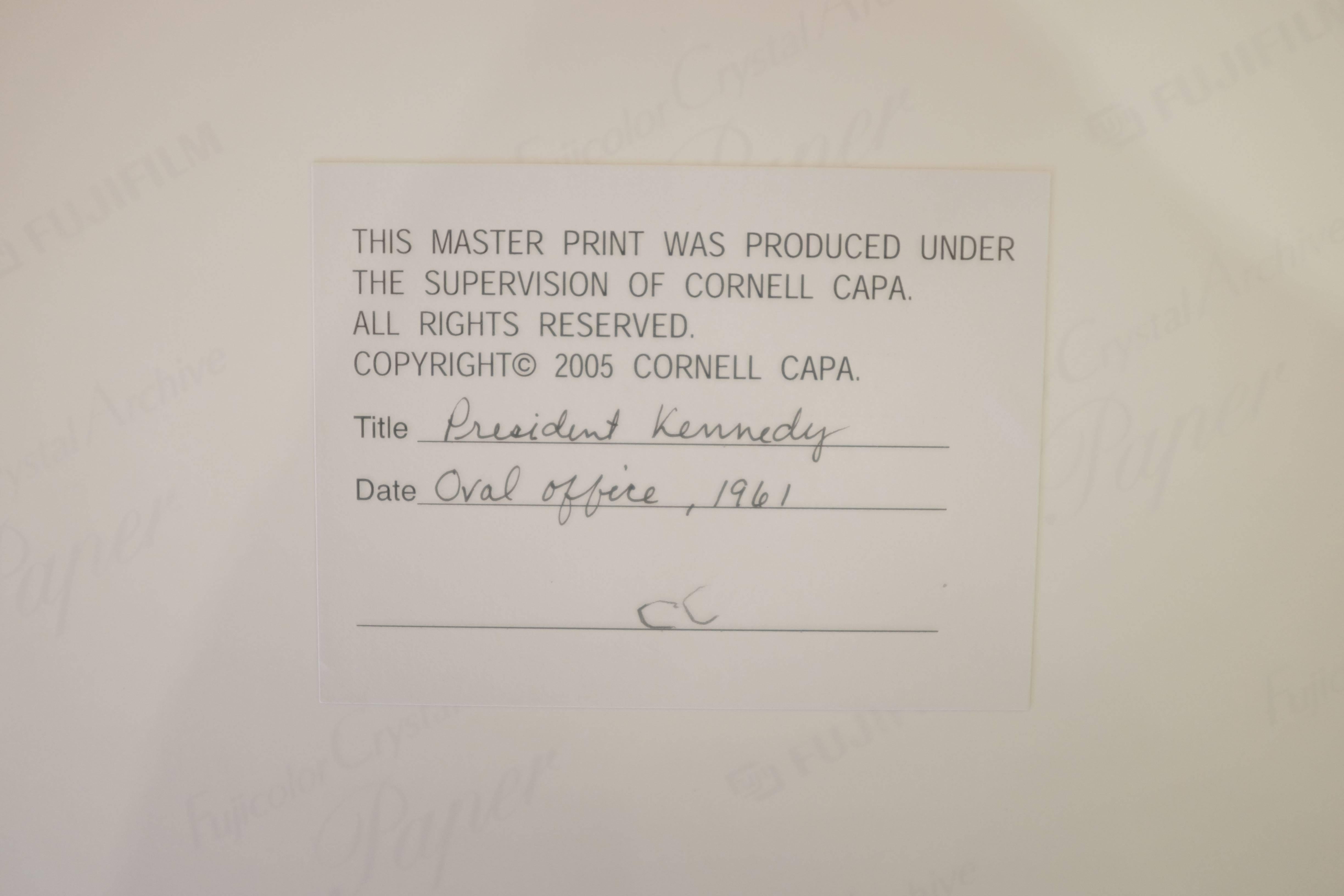 Präsident Kennedy im ovalen Amt – Photograph von Cornell Capa