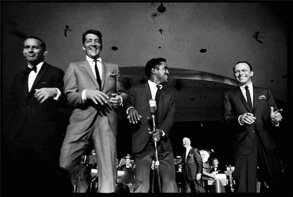 Art Shay Black and White Photograph – Frank Sinatra, „The Rat Pack“, Las Vegas