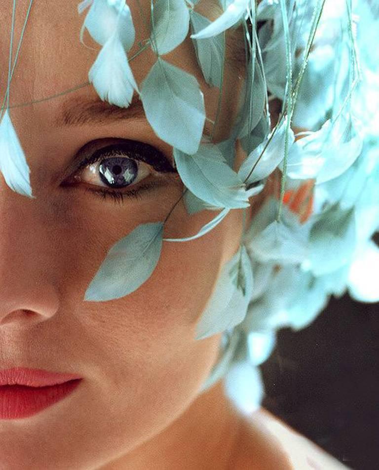 Howell Conant Color Photograph – Der hellblaue Pillendose-Hut von Audrey Hepburn mit baumelnden Federn