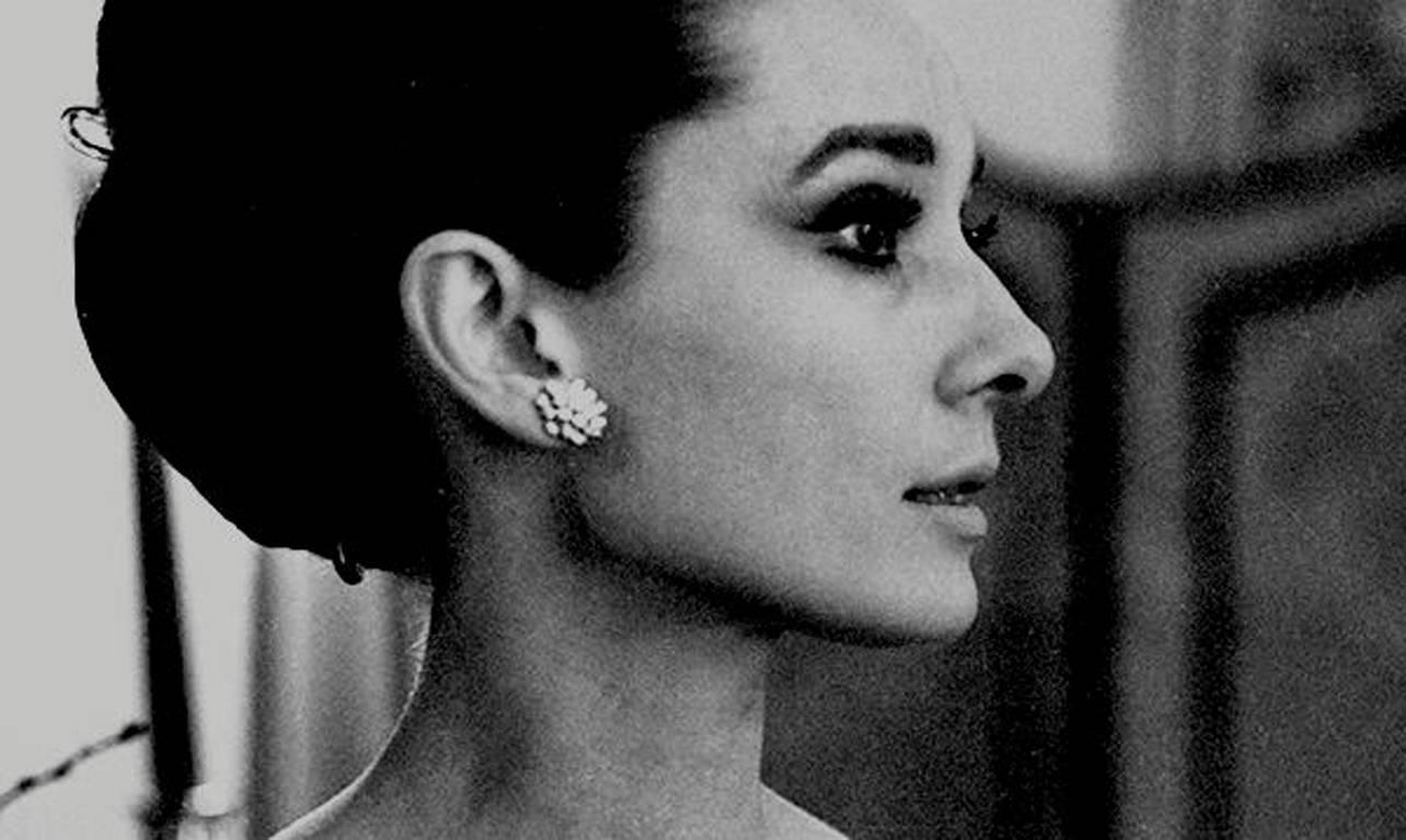 Black and White Photograph di Angela Williams - Audrey Hepburn, Il Ritz, Parigi (Profilo)  No #6