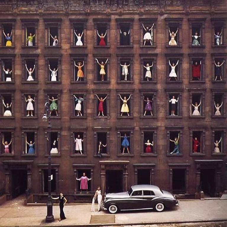 Ormond Gigli Color Photograph – Modelle in den Fenstern, New York City