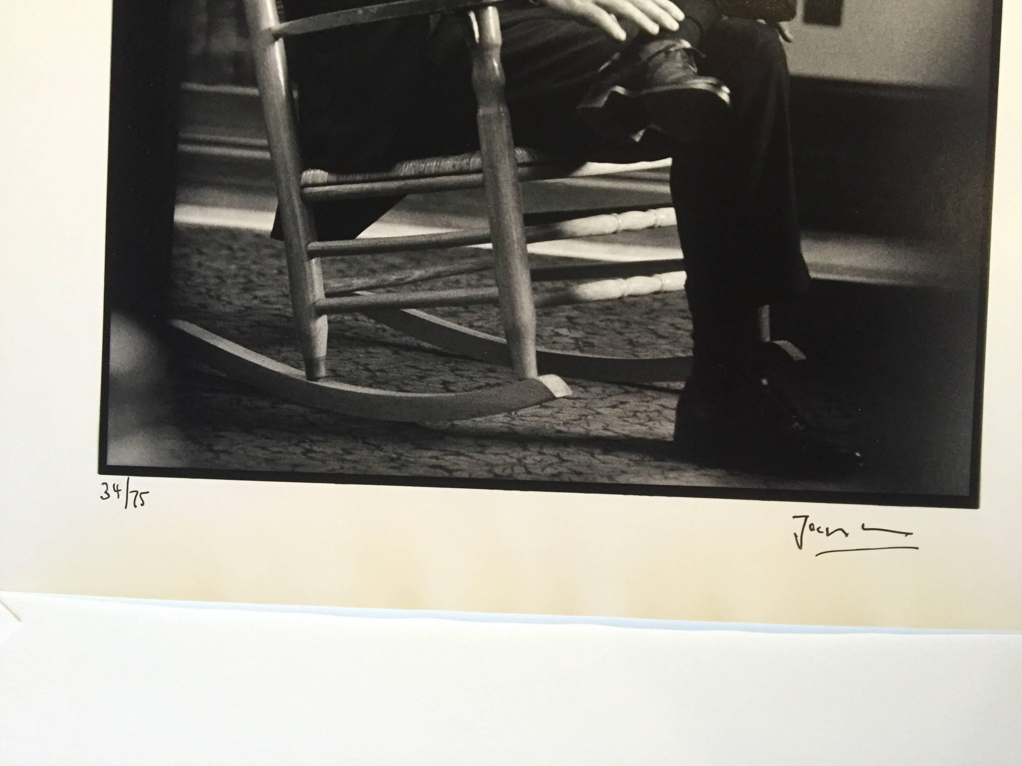 „Rocking Chair“ Senator John F. Kennedy in seinem Senatsbüro, Raum 362 – Photograph von Jacques Lowe