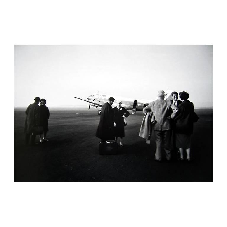 Black and White Photograph Jacques Lowe - « Airport » Jacqueline et John F. Kennedy, Portland, Oregon