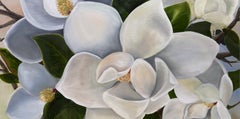 Magnolien in blauem, gebürstetem Silber – schwebender Rahmen – Ölgemälde mit Blumenmotiv