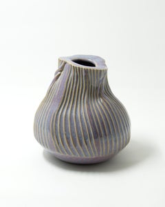 Vase en céramique violet à texture nervurée et plis