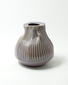 Vase en céramique violet à texture nervurée et plis