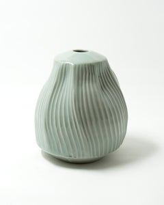 Vaso in porcellana a coste con smalto celadon blu