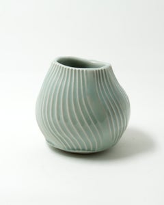 Vase en céramique vert céladon à texture nervurée et pli