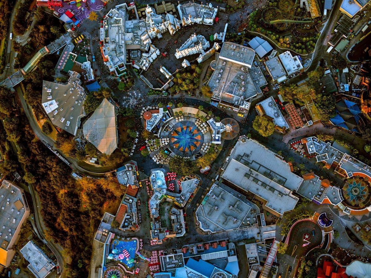 LA 56 Universal Studios Hogwarts - Photograph by Jeffrey Milstein