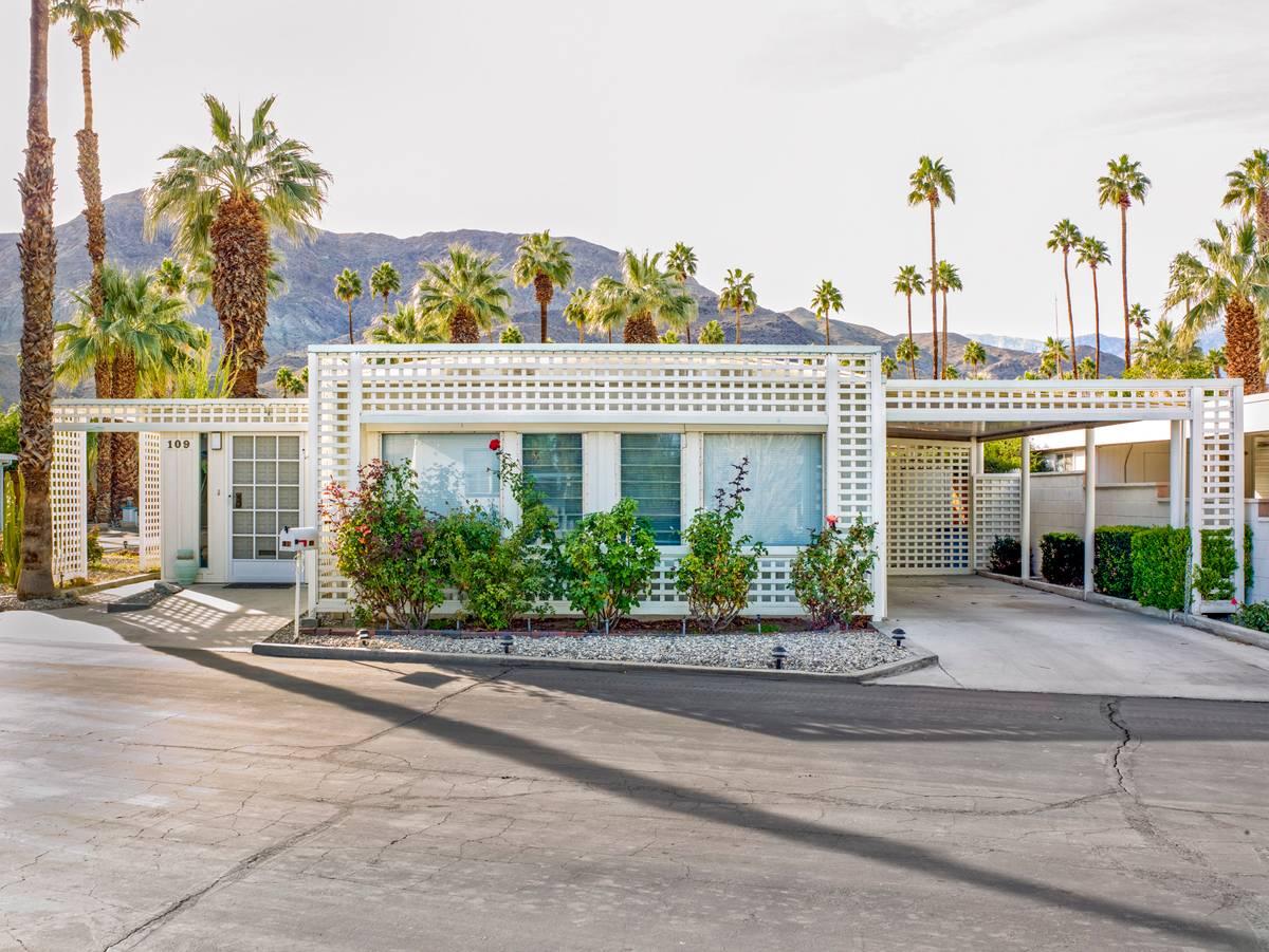Palm Springs 37 Blue Skies Village - Photograph by Jeffrey Milstein