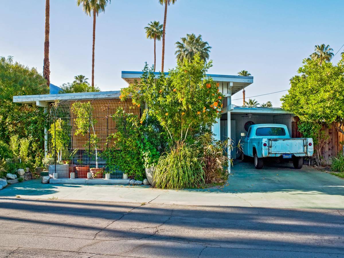 Palm Springs 49 Sahara Mobile Home Park - Photograph by Jeffrey Milstein