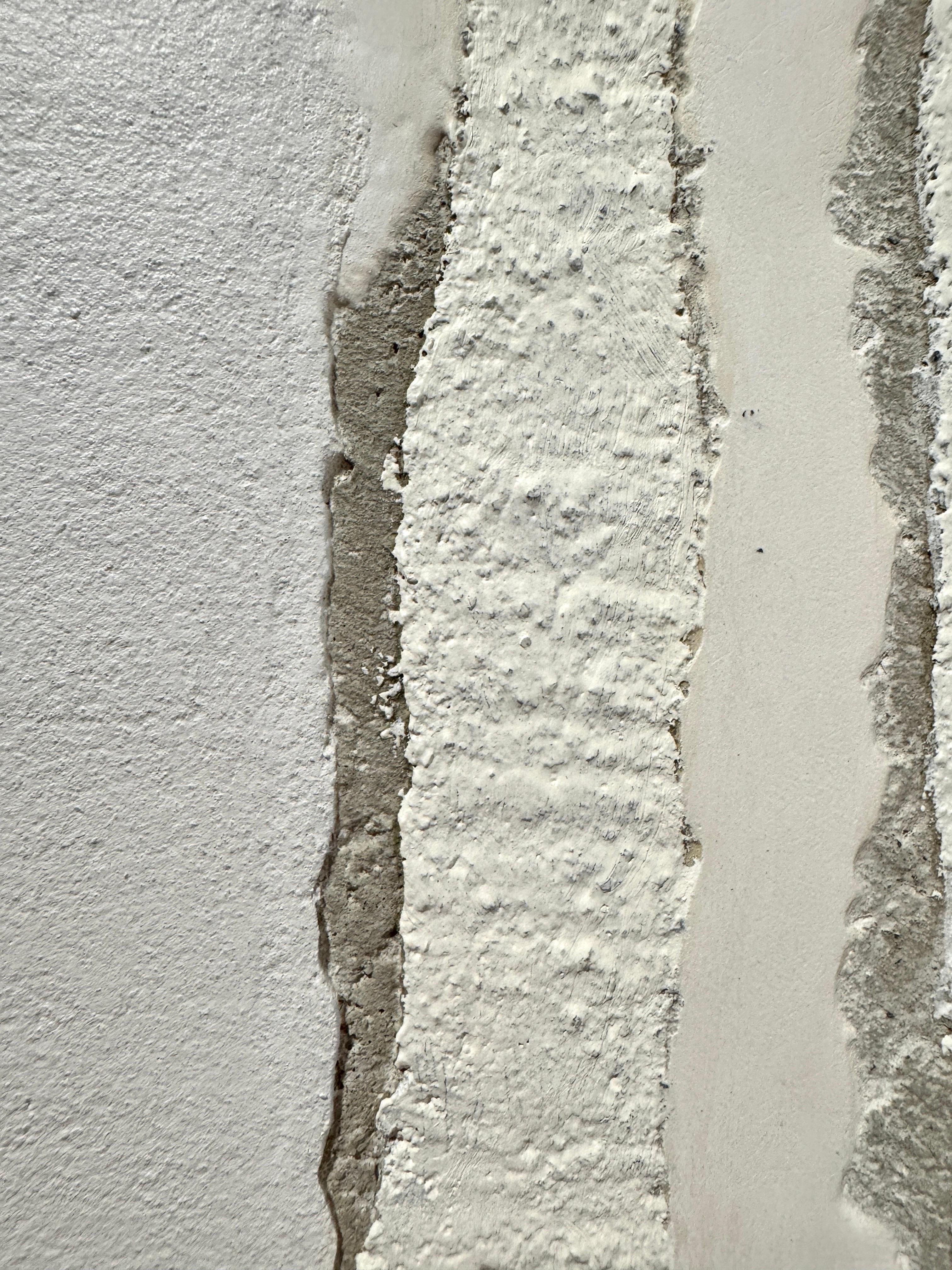 Composition plâtre et ciment N°4 - Gris Abstract Painting par Gilbert Pauli