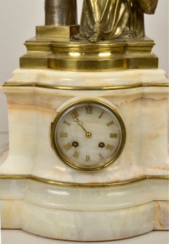 Sappho, près de la colonne. Figurine en bronze sur une horloge de cheminée, œuvre de James Pradier. Signé.