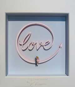 Amore - opera d'arte contemporanea, coppia romantica seduta su un cartello con la scritta "Amore"