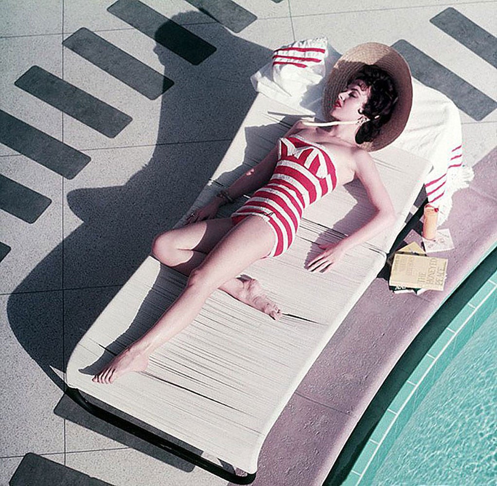 Die österreichische Schauspielerin Mara Lane faulenzt in einem rot-weiß gestreiften Badeanzug am Pool des Sands Hotel, Las Vegas, 1954. 

Schlanke Aarons
Mara Lane im Sands
Chromogener Lambda-Druck
Slim Aarons Estate Edition

Kostenloser Versand