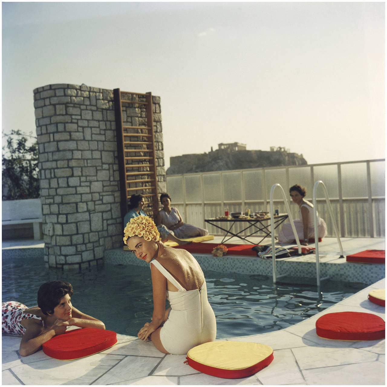 Jeunes femmes au bord de la piscine du penthouse Canellopoulos, Athènes, juillet 1961. L'acropole est à l'arrière-plan.

40 x 40 pouces
$5400

30 x 30 pouces
$4200

20 x 20 pouces
$3600

60 x 60 pouces
6300 $ (impression giclée, non disponible en