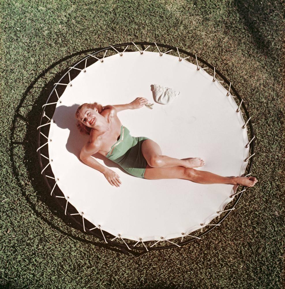 Slim Aarons
Esther Williams
Slim Aarons Estate Edition

La legendaria nadadora y actriz estadounidense Esther Williams (1921 - 2013) descansando en un trampolín blanco con un bañador verde, hacia 1956. Esta fotografía presenta una alegre interacción