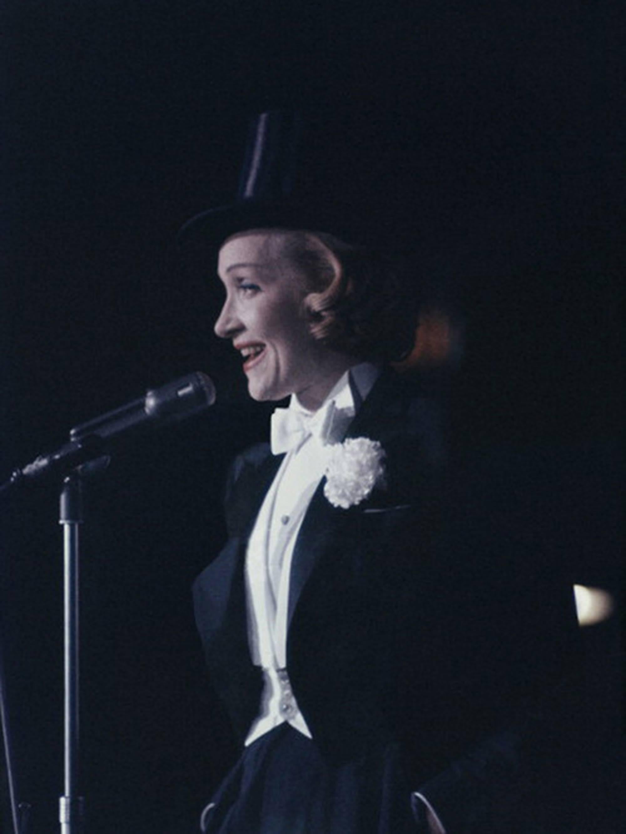 En chapeau haut de forme et queue de pie, Marlene Dietrich (Maria Magdalene von Losch) (1904-1992) se produit lors d'un bal "Avril à Paris" à New York.

60 x 40 pouces
$3950

30 x 30 pouces
$3350

30 x 20 pouces
$3000

Expédition gratuite du
