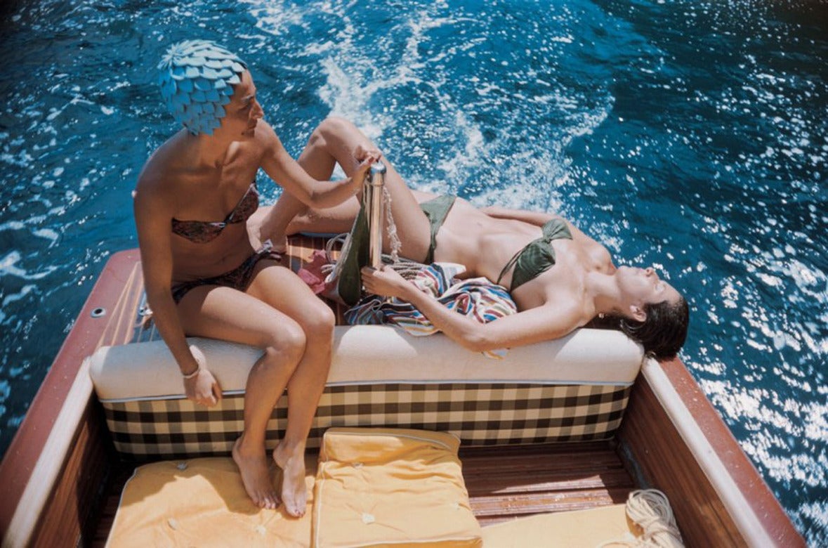 Carla Vuccino, portant un bonnet de bain, et Marina Rava, toutes deux en bikini, assises à l'arrière d'un bateau, sur les eaux au large de l'île de Capri, Italie, 1958.

Expédition gratuite du revendeur à votre encadreur, dans le monde entier.

60 x