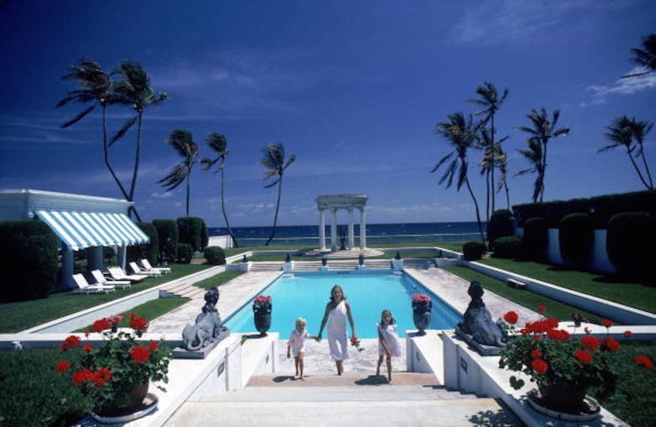 Mme T. Dennie Boardman et ses enfants Samuel Jay et Sarah montant les marches de la piscine dans la maison des parents de Mme Boardman à Palm Beach, Floride, 1985.

Expédition gratuite du revendeur à votre encadreur, dans le monde