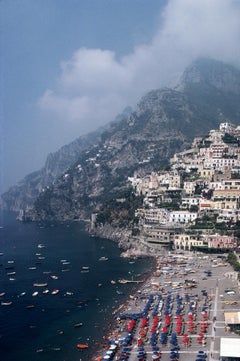 Spiaggia a Positano, edizione Slim Aarons Estate, fotografia in stile Mid-Century Modern