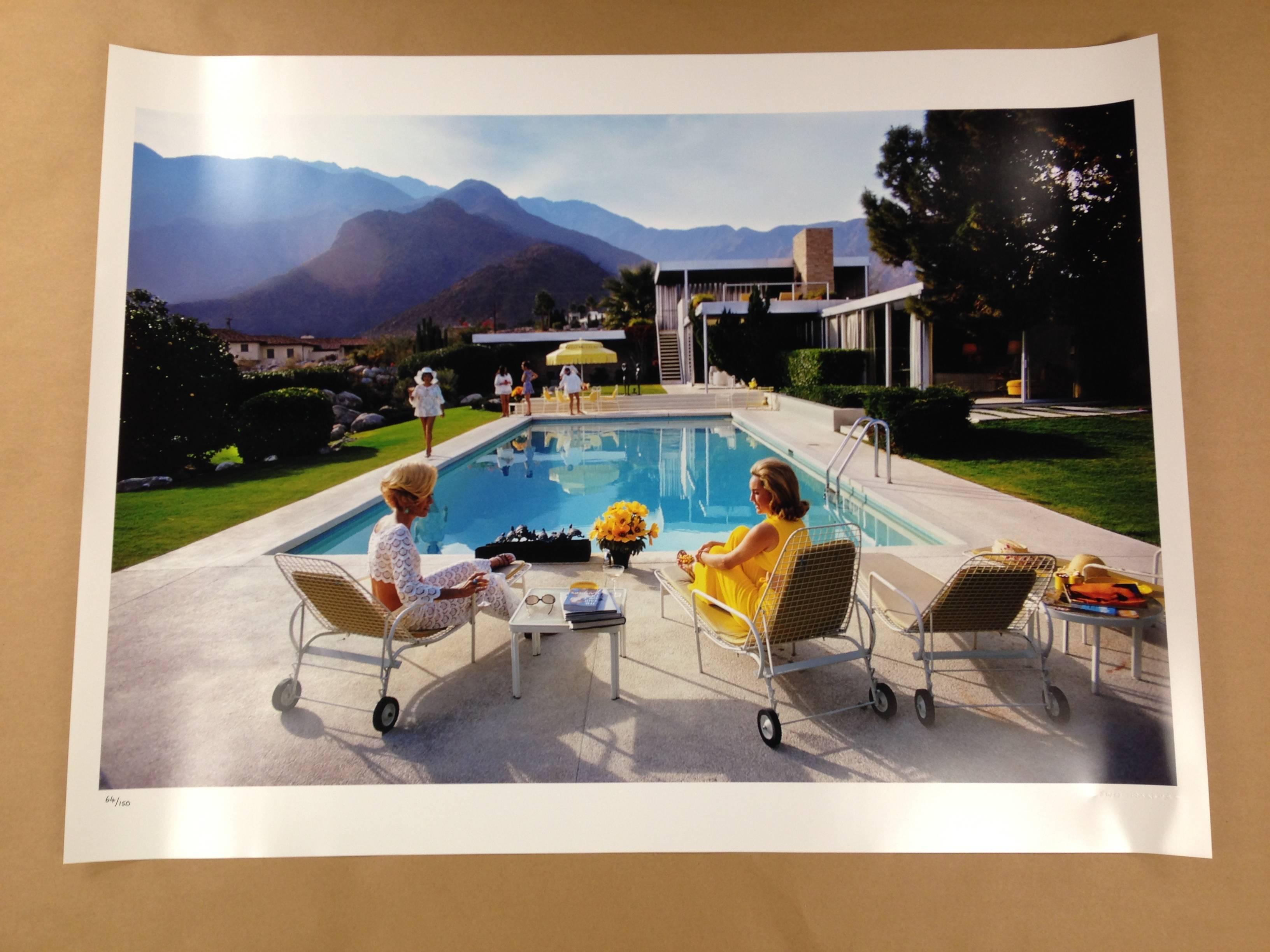 L'hôtel Beverly Hills, photographie d'édition de succession, vert menthe classique sur bleu - Réalisme Photograph par Slim Aarons