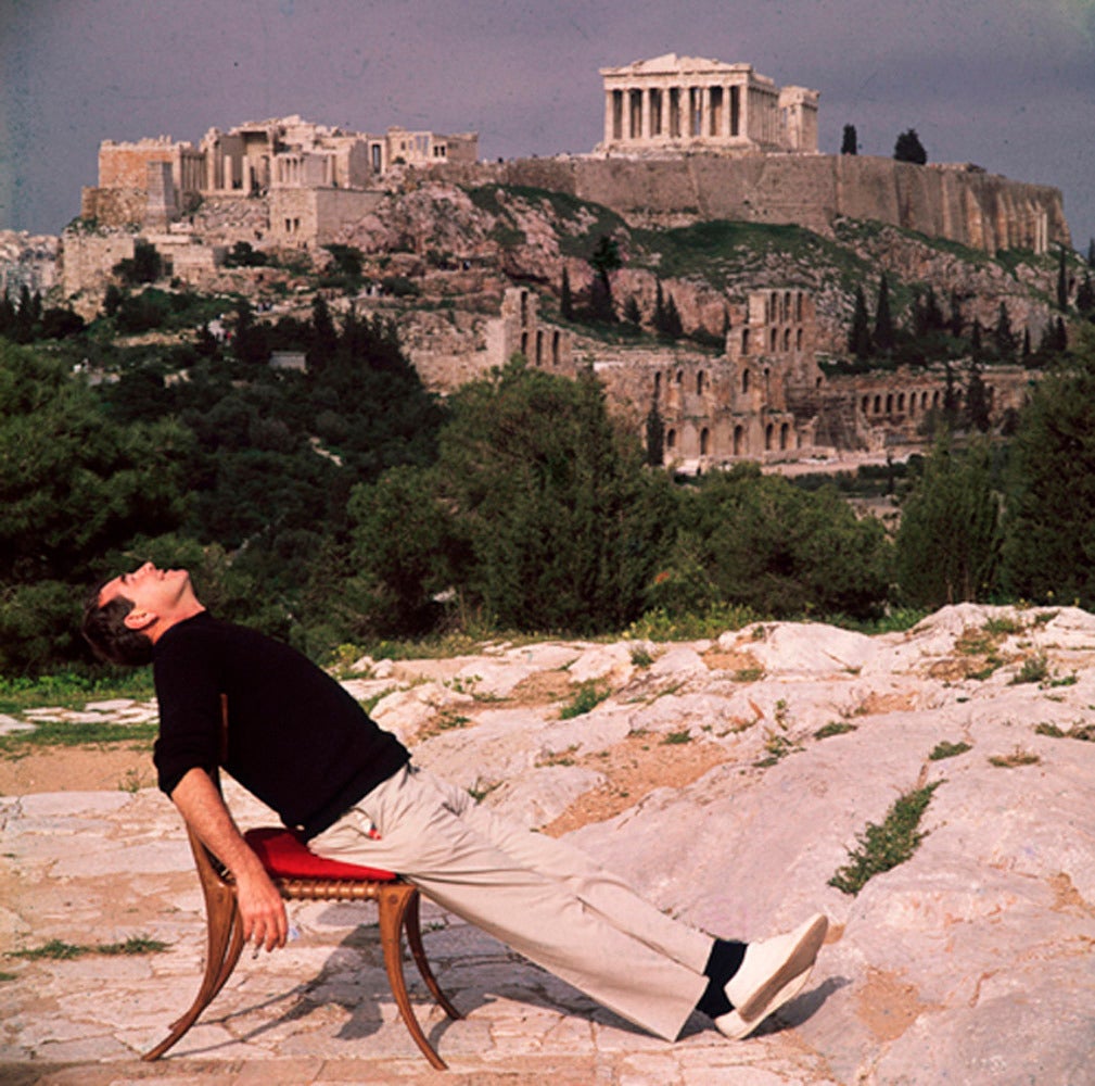 Le légendaire photographe Slim Self-Portrait se détend lors d'une séance d'autoportrait à Athènes, près de l'Acropole.

Slim Aarons a déclaré : "J'aime les vacances en solo. Il a tendance à rafraîchir la partie de soi la plus appauvrie par la vie