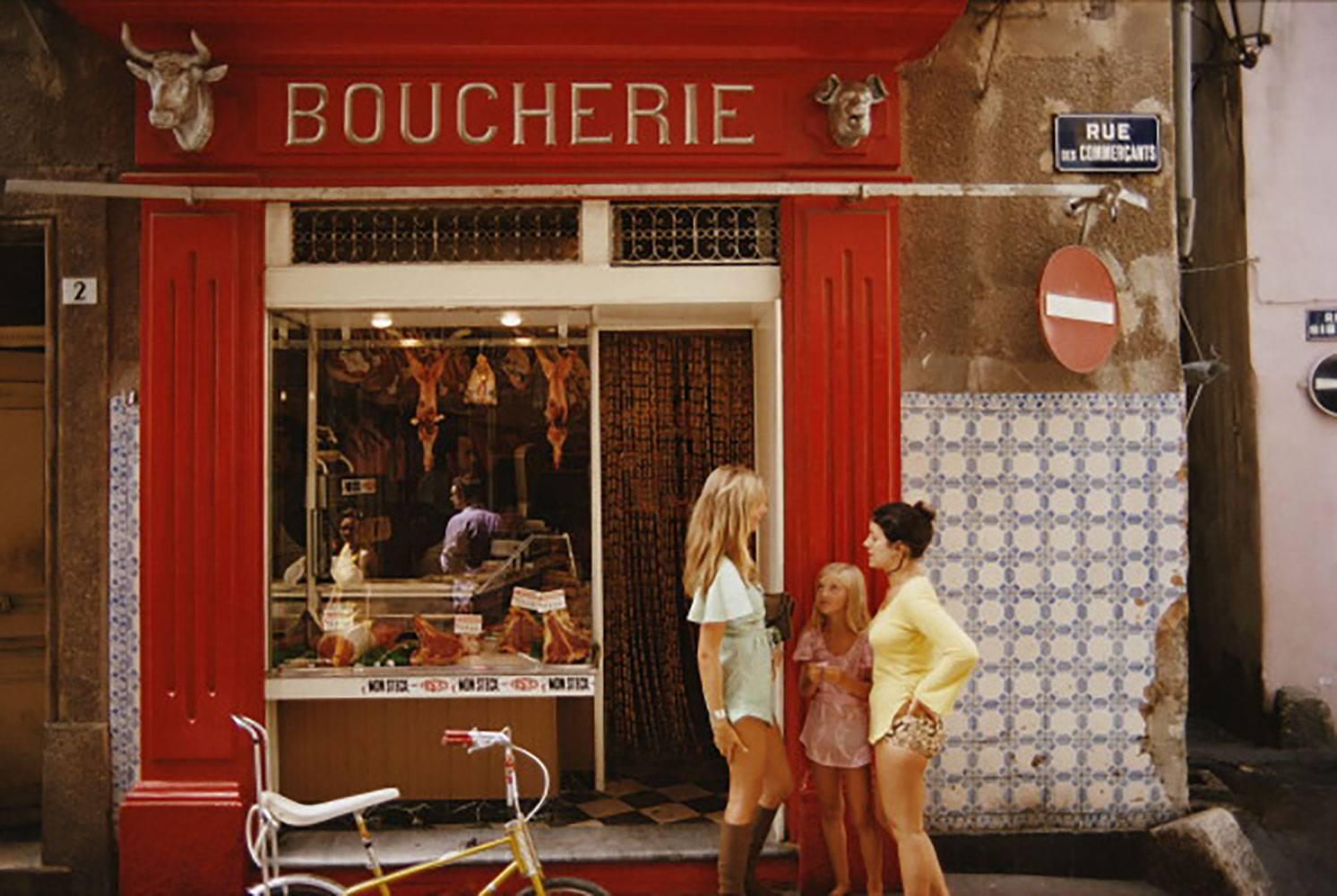 Slim Aarons Color Photograph – Saint-Tropez Boucherie:: Französische Riviera:: Nachlassausgabe:: Fotografie:: klassisches Rot