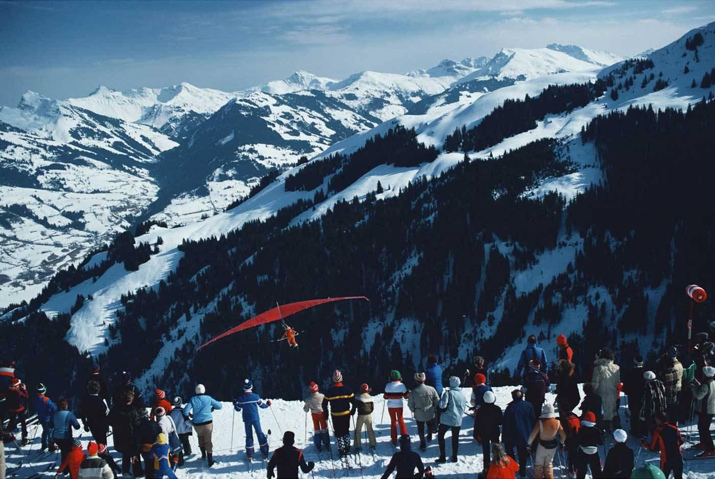 Drachenfliegen in Kitzbühel, Österreich, 1980

Nachlassgestempelte und handnummerierte Auflage von 150 Stück mit Echtheitszertifikat des Nachlasses. 

Chromogener Lambda-Abzug vom Originaldia

Kostenloser Versand an Ihren Einrahmer,