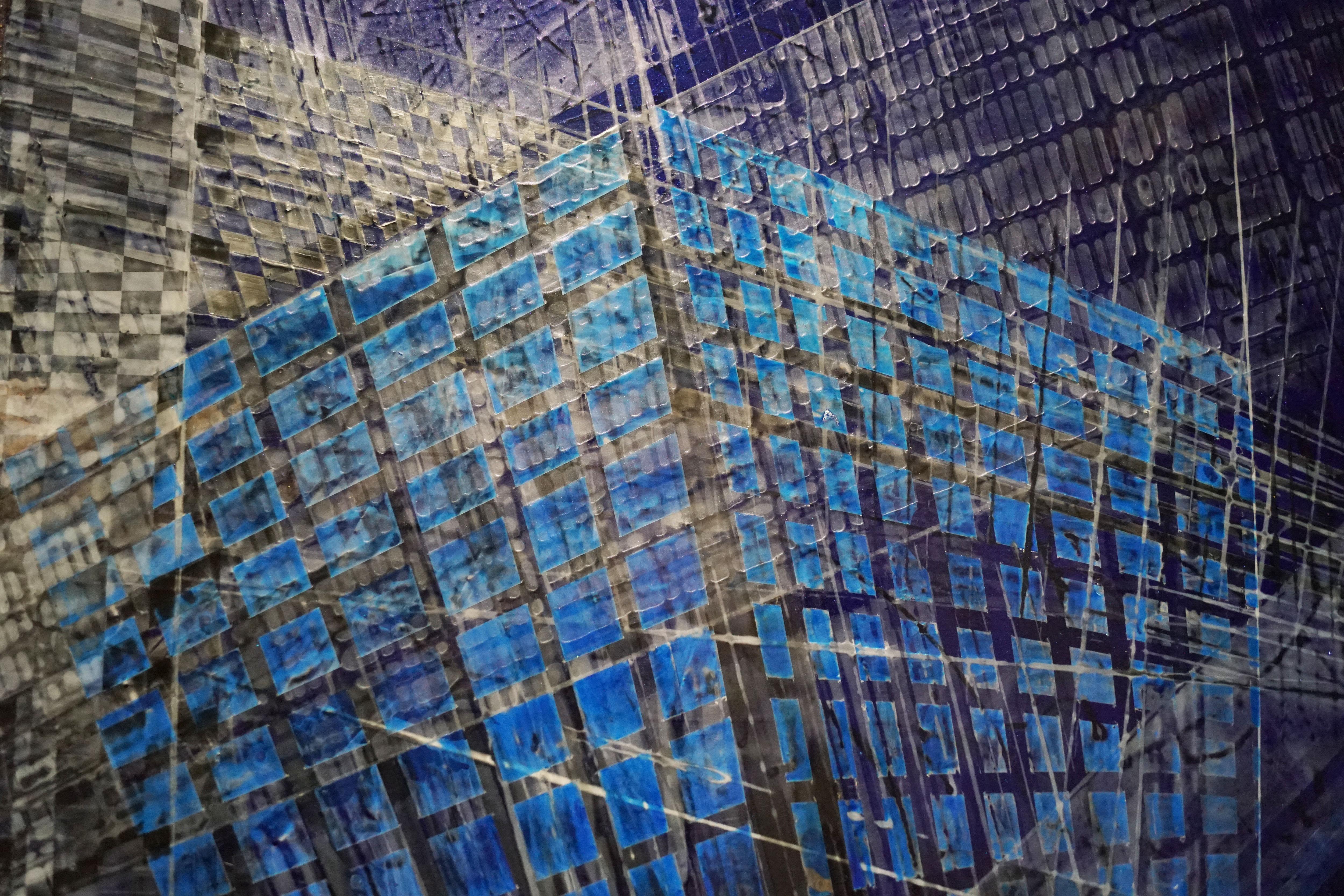 Viaggi in e attraverso questo urbanesimo vivente che ti prende e ti digerisce. Prenditi il tempo di guardare ogni finestra, immergiti negli interni dalle mille sfaccettature, ti invito a casa mia!
L'intensità dello sfondo blu e il movimento creato