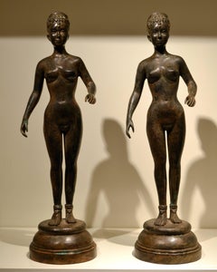 Paar nackte Frauenstatuen