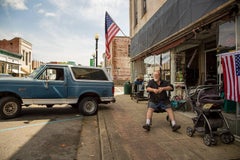 "Bronco e bandiere americane, Hale County, AL" - Fotografia documentaria del Sud