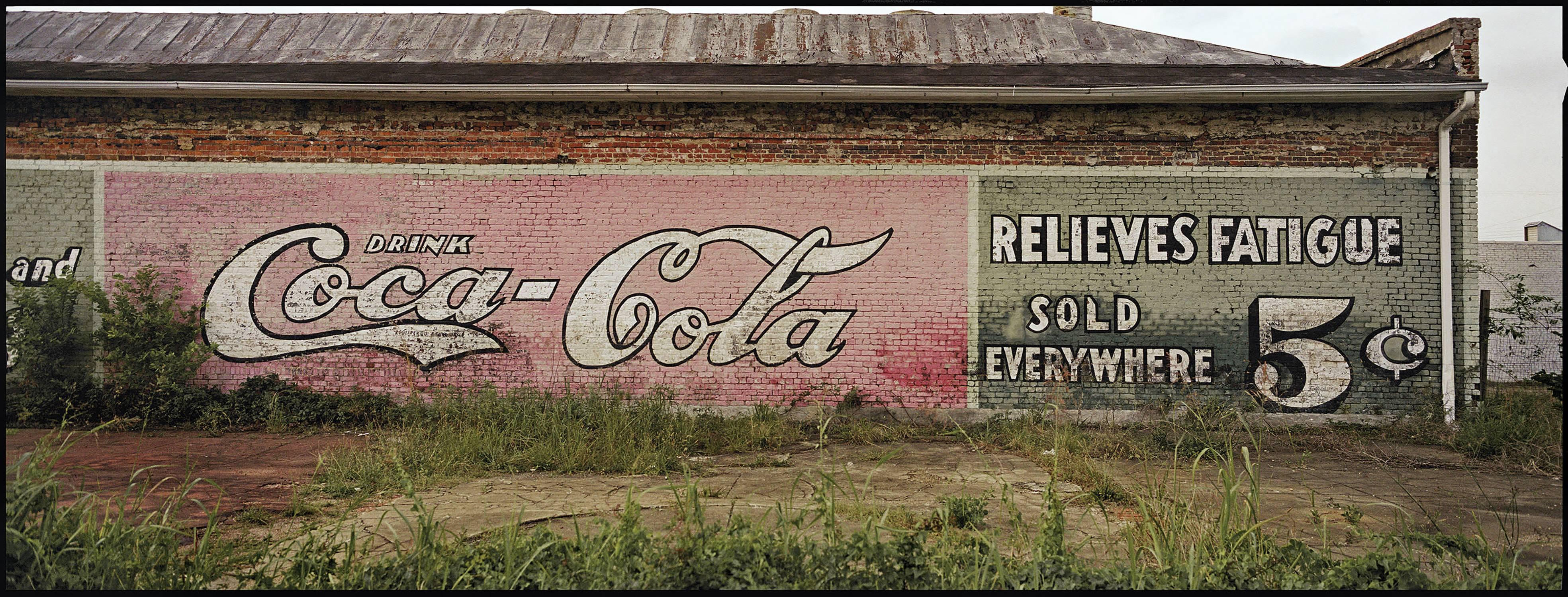 Landscape Photograph Jerry Siegel - Relieves Fatigue, Selma, AL Photographie documentaire du Sud - Christenberry