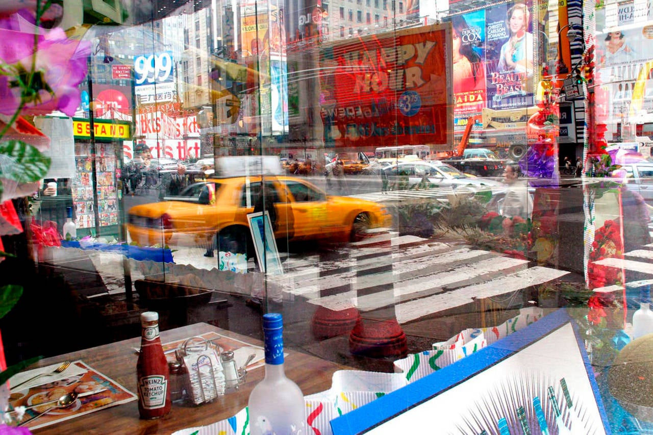 Color Photograph di Landon Nordeman - "Vista dal tavolo d'angolo di Howard Johnson's" - Fotografia di strada di New York