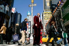 ""Der Mann im roten Samt Anzug"" - Abstrakte Modefotografie - Times Square