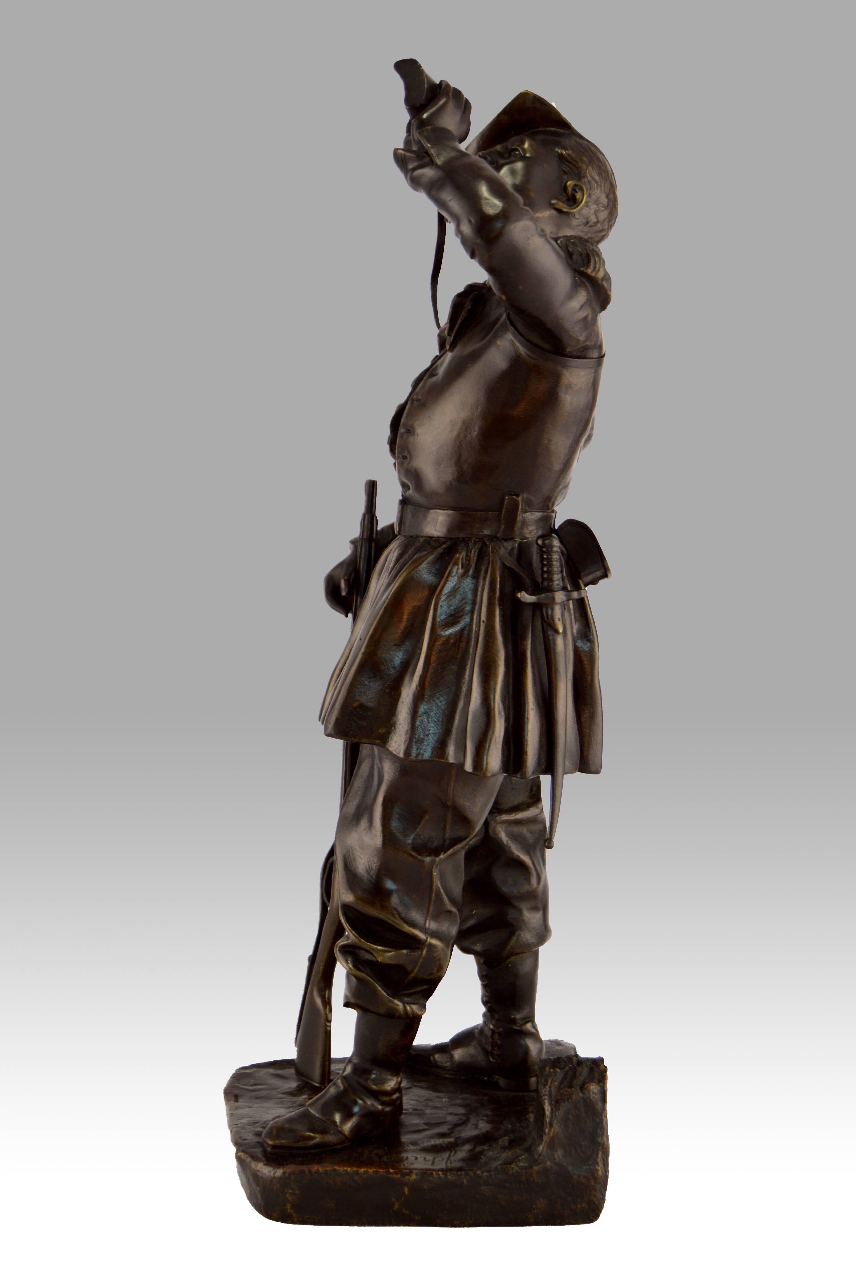 Sculpture française en bronze du 19ème siècle représentant un soldat - Or Figurative Sculpture par Léopold Eugène Kampf