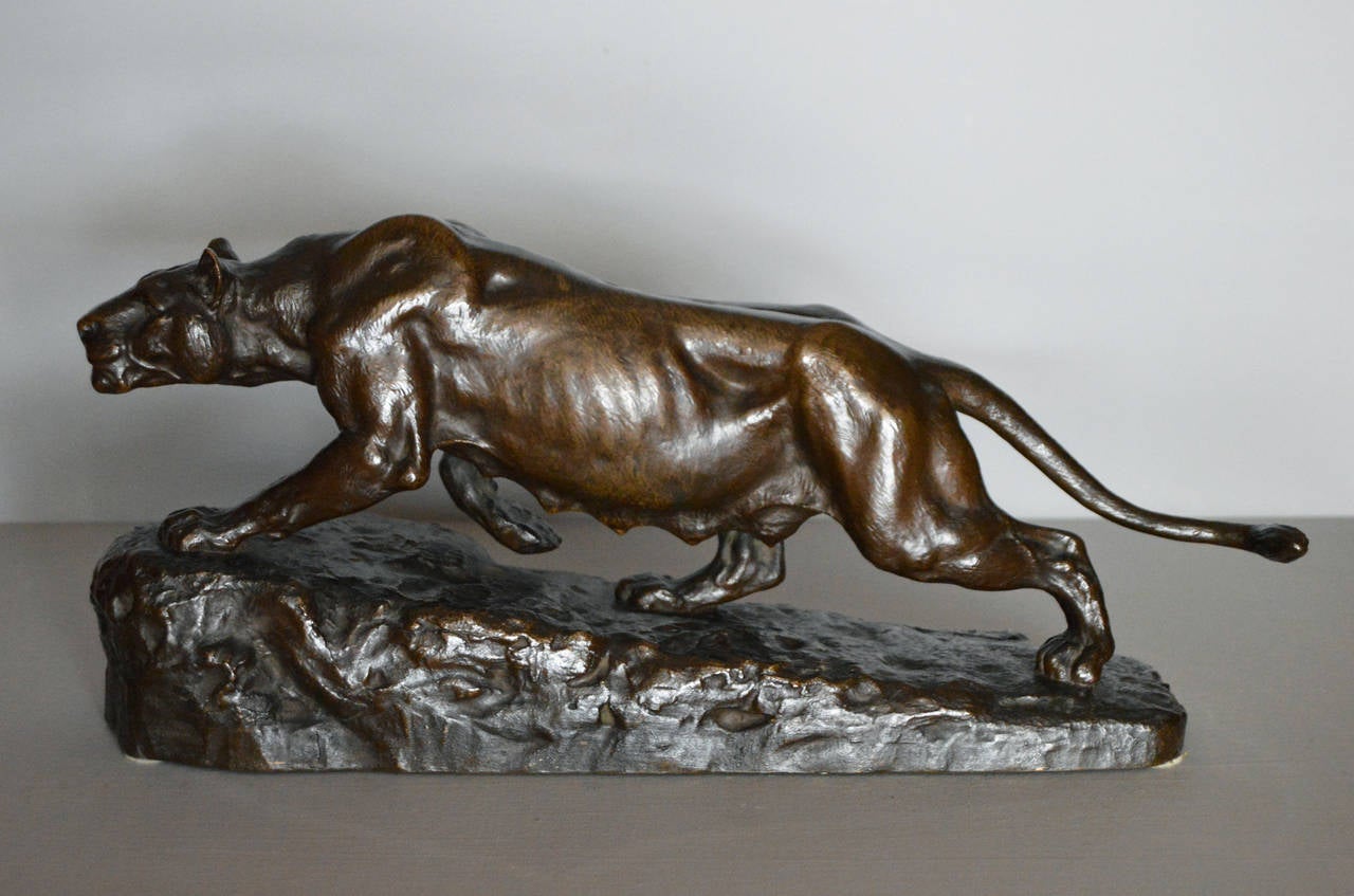 Isidore Jules Bonheur Figurative Sculpture - Lionne à l'affut