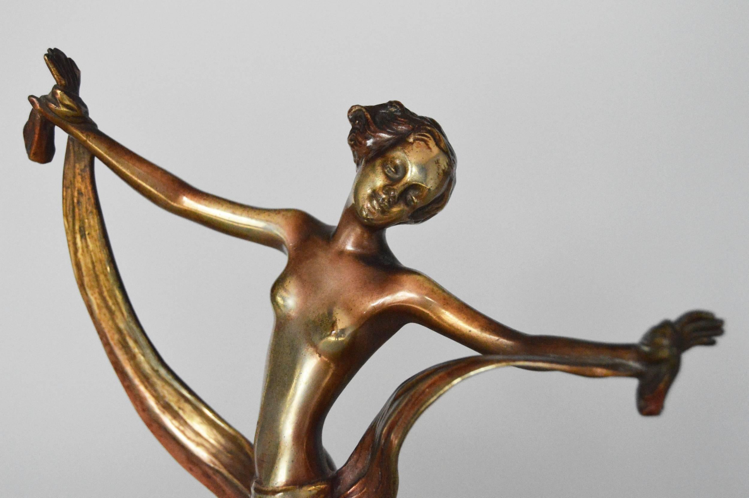 Josef Lorenzl
Austrian, (1892-1950)
Scarf Dancer
Bronze, signed
Height: 10½ inches

A fine cold painted bronze figure of an Art Deco dancer. Signed ‘Lorenzl’ and raised upon a green onyx base. 

Josef Lorenzl was born in Vienna on 1st